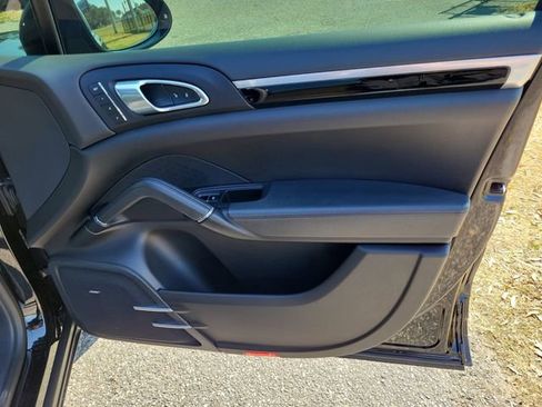 Used 2018 Porsche Cayenne S image 36