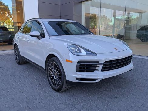 Used 2023 Porsche Cayenne Platinum Edition image 3
