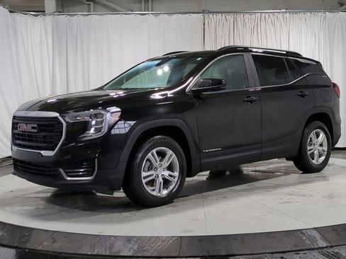 Used 2023 GMC Terrain SLE w/ Driver Convenience Package image 4