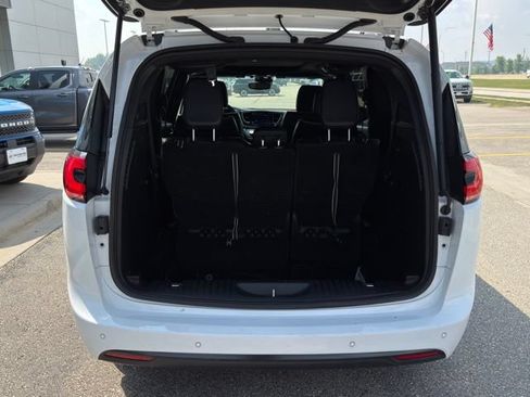 Used 2025 Chrysler Pacifica Limited FWD image 47
