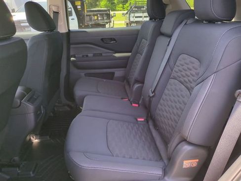 Used 2025 Nissan Pathfinder S FWD image 21