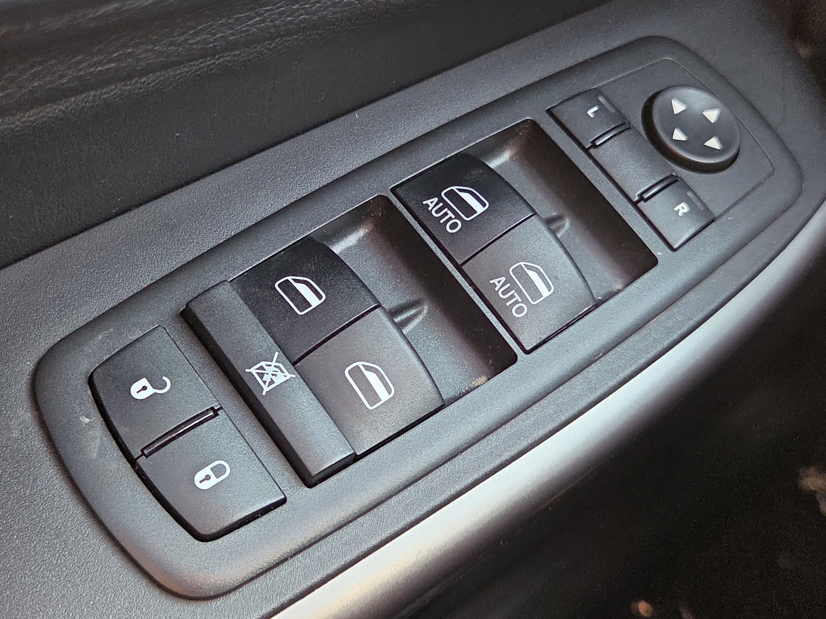 Used 2019 Jeep Cherokee Latitude Plus FWD image 29