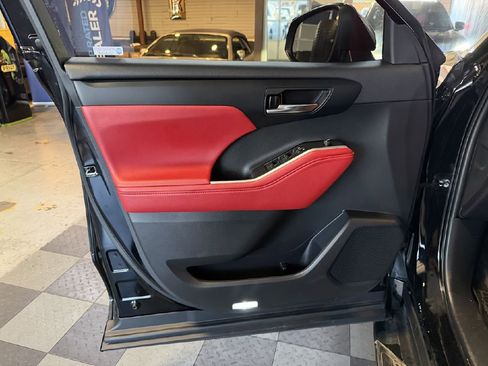 Used 2023 Toyota Highlander XSE image 30