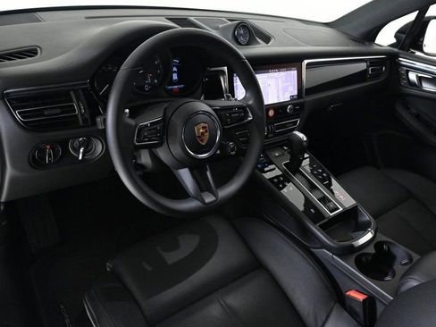 Certified 2025 Porsche Macan image 4