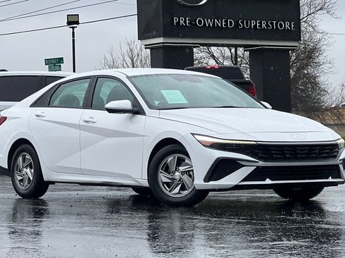 Used 2024 Hyundai Elantra SE FWD image 2