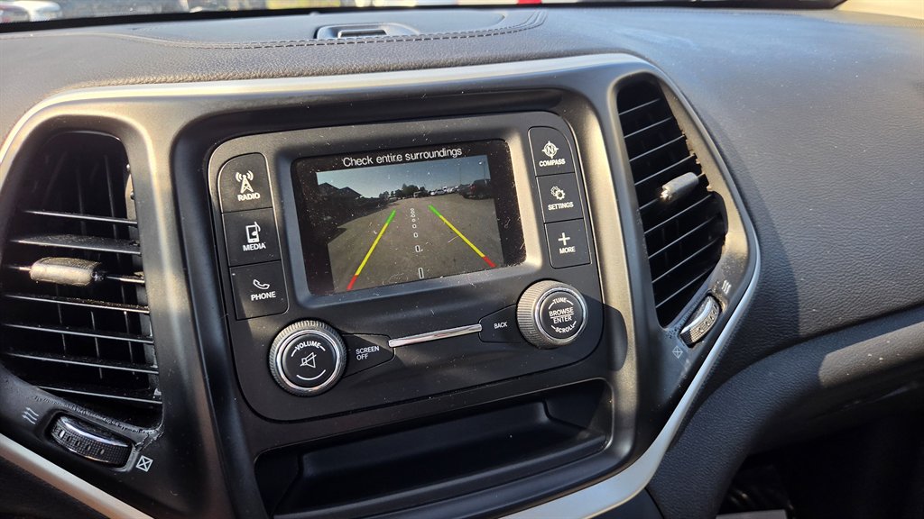 Used 2018 Jeep Cherokee Latitude FWD image 18
