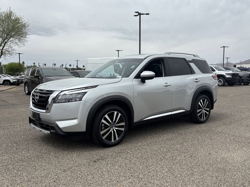 Used 2025 Nissan Pathfinder Platinum w/ Cargo Package AWD/4WD image 2