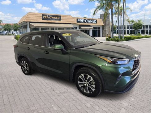 Used 2024 Toyota Highlander LE image 2