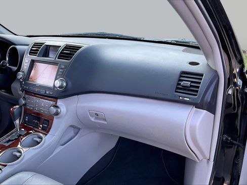 Used 2012 Toyota Highlander Limited w/ Tow Pkg FWD image 17