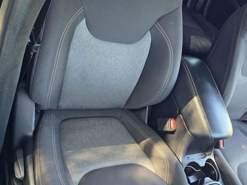 Used 2018 Jeep Cherokee Latitude FWD image 16