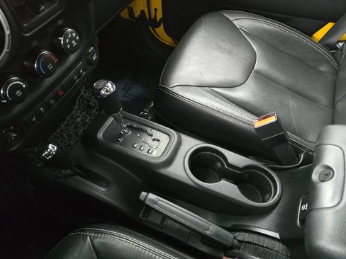 Used 2015 Jeep Wrangler Unlimited Rubicon w/ Connectivity Group image 23