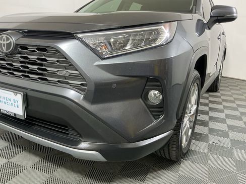 Used 2019 Toyota RAV4 Limited image 9