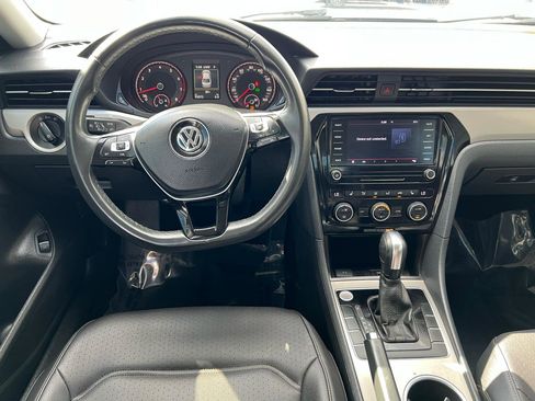Used 2022 Volkswagen Passat 2.0T SE FWD image 17