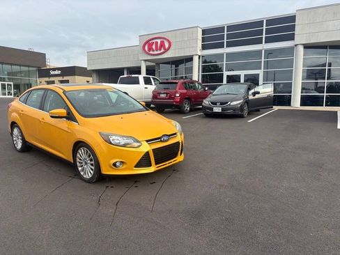 Used 2012 Ford Focus Titanium w/ SEL/Titanium Winter Pkg FWD image 4