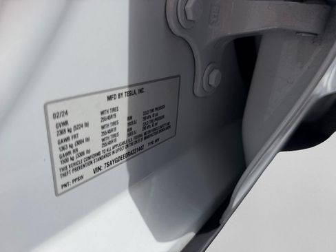 Used 2024 Tesla Model Y Long Range AWD/4WD image 34