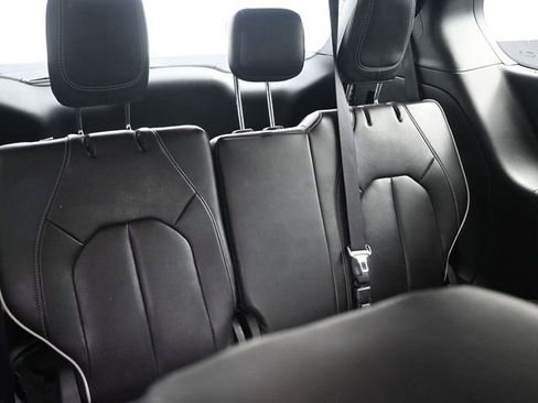 Used 2025 Chrysler Pacifica Limited image 32