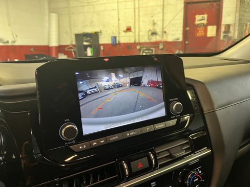 Used 2025 Nissan Pathfinder SV image 17