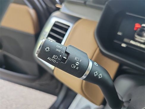 Used 2024 Land Rover Discovery Metropolitan Edition image 28