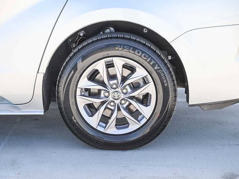Used 2023 Toyota Sienna LE FWD image 11