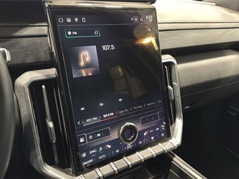 Used 2025 GMC Acadia Elevation image 18