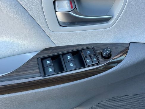 Used 2020 Toyota Sienna XLE FWD image 13