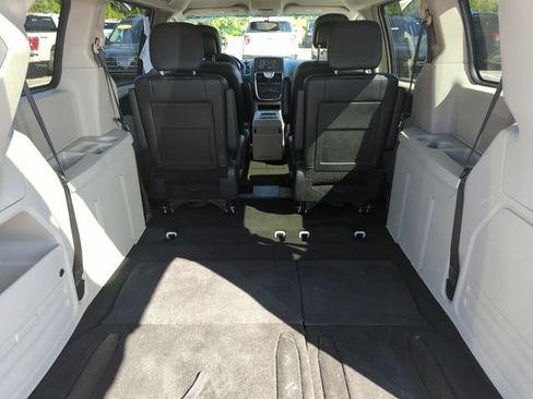 Used 2016 Chrysler Town & Country Touring w/ Driver Convenience Group FWD image 19