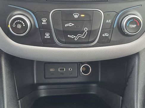 Used 2020 Chevrolet Equinox LS FWD image 22