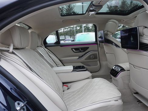 Used 2023 Mercedes-Benz S 580 4MATIC Sedan w/ 3D Technology Package image 44