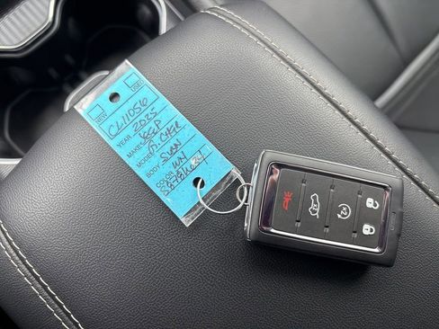 Used 2025 Jeep Grand Cherokee L Limited w/ Luxury Tech Group II AWD/4WD image 41