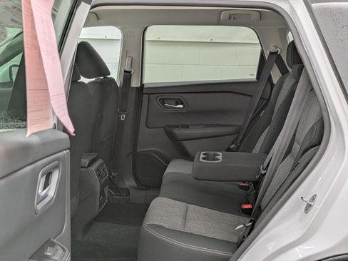 Used 2024 Nissan Rogue SV image 10