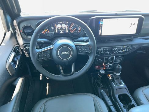 Used 2025 Jeep Gladiator Mojave AWD/4WD image 15