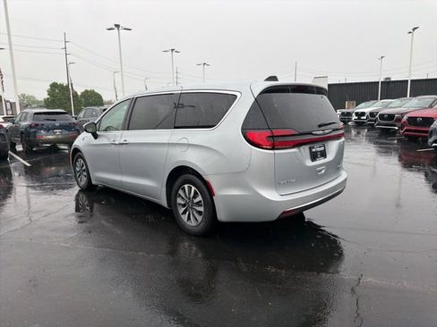 Used 2023 Chrysler Pacifica Touring-L FWD image 13