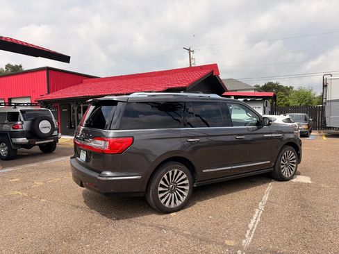 Used 2018 Lincoln Navigator Reserve w/ Technology Package AWD/4WD image 4