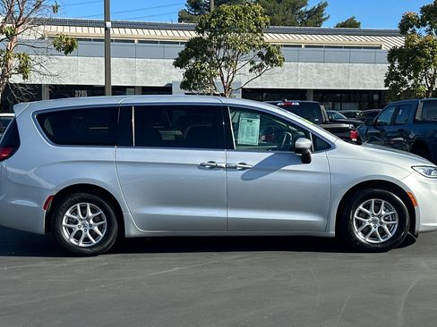 Used 2023 Chrysler Pacifica Touring-L FWD image 3