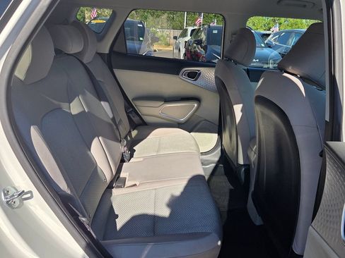 Used 2025 Kia Soul LX w/ LX Technology Package FWD image 29