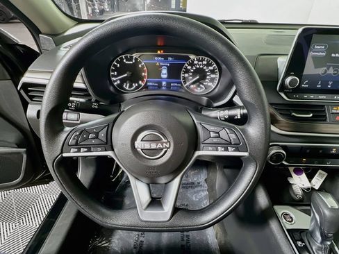 Used 2025 Nissan Altima 2.5 SV FWD image 10