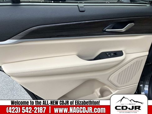 New 2025 Jeep Grand Cherokee L Limited w/ Luxury Tech Group II image 17