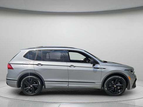 Used 2023 Volkswagen Tiguan SE R-Line FWD image 6