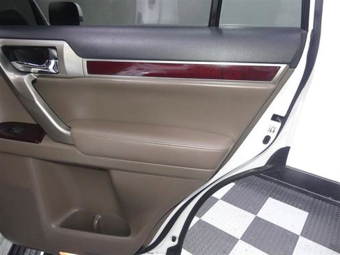 Used 2018 Lexus GX 460 Premium w/ Premium Package image 27