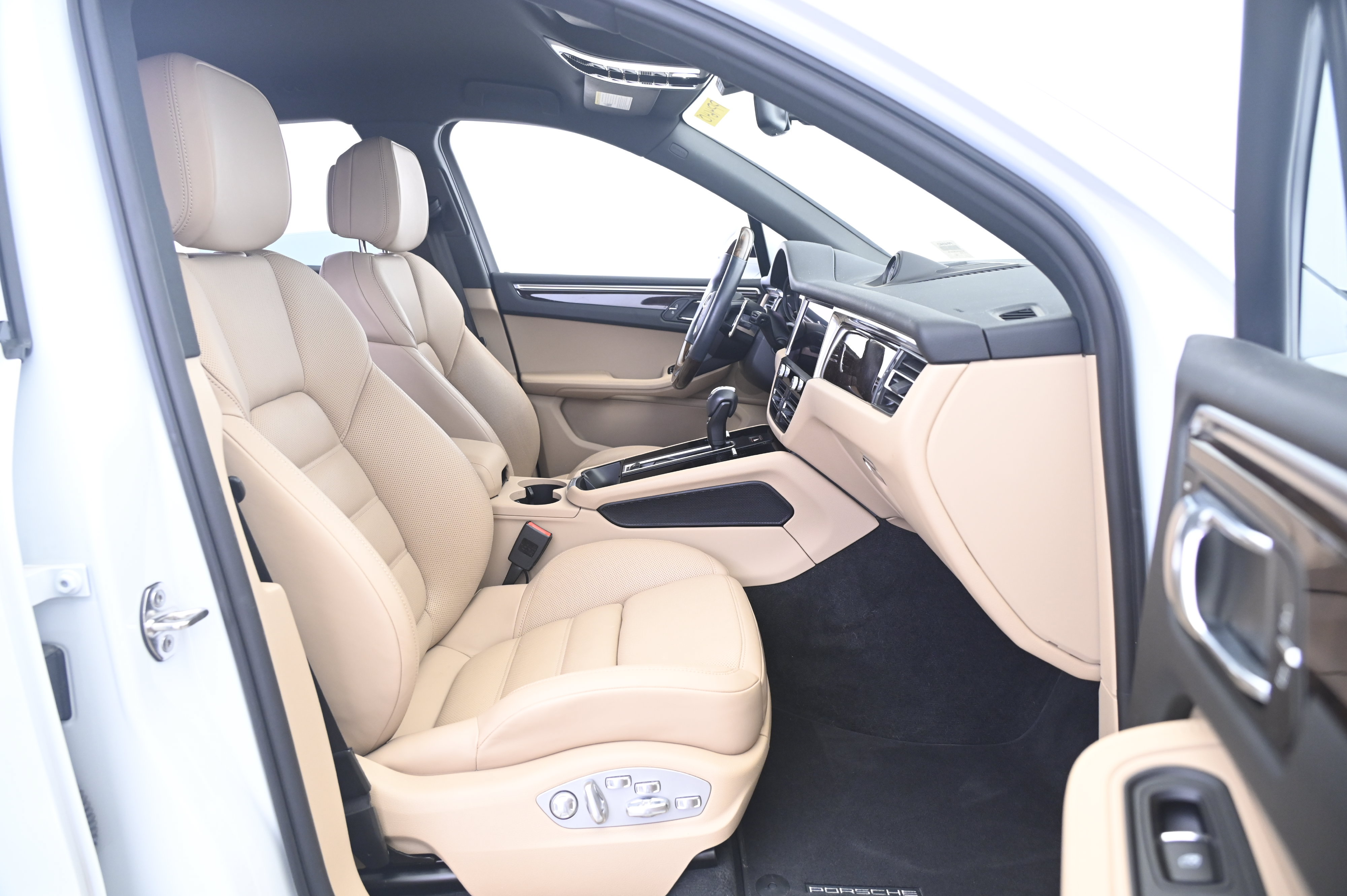 Certified 2024 Porsche Macan AWD/4WD image 23