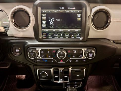 Used 2022 Jeep Wrangler Unlimited Sahara image 19