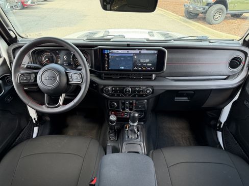Used 2024 Jeep Gladiator Rubicon w/ Technology Group AWD/4WD image 30