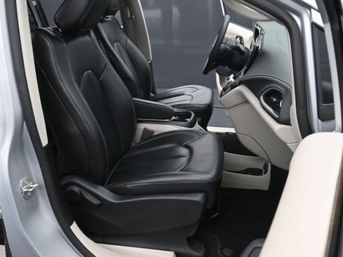 Used 2023 Chrysler Pacifica Touring-L FWD image 25