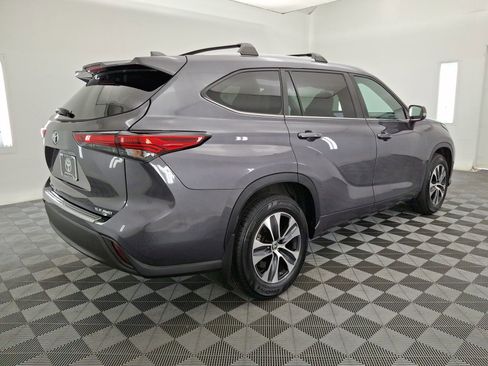 Used 2023 Toyota Highlander XLE AWD/4WD image 25