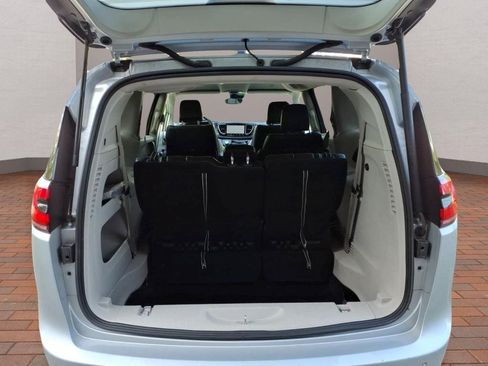Used 2023 Chrysler Pacifica Touring-L FWD image 32