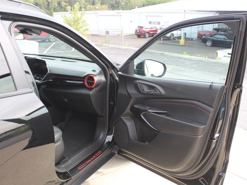 Used 2025 Chevrolet Trax RS FWD image 26