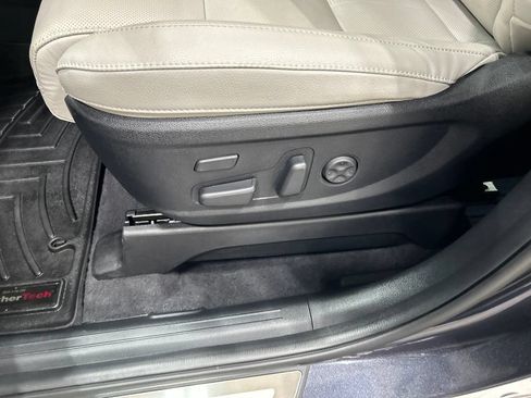 Used 2025 Kia Telluride SX w/ SX Captain's Chair Package FWD image 12