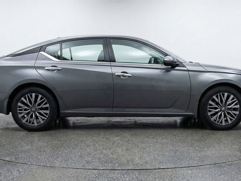 Used 2025 Nissan Altima 2.5 SV image 11