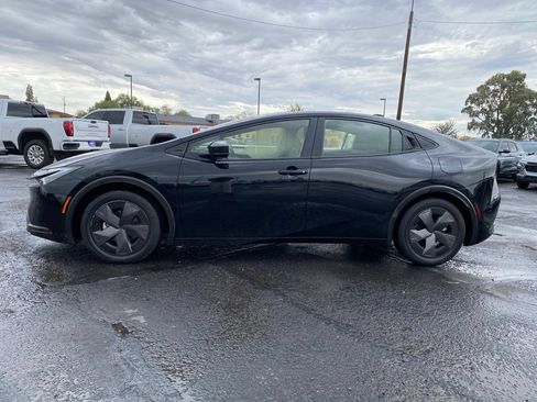 Used 2024 Toyota Prius LE FWD image 3