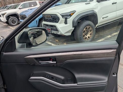 Used 2021 Toyota Highlander Limited image 20